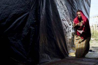Con gases lacrim�genos, desalojaron a los refugiados de la 