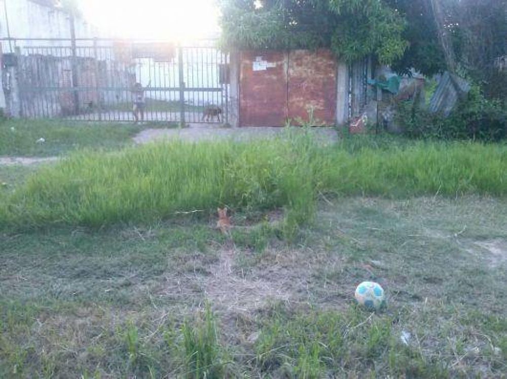 Vecinos del barrio Ba�ado Norte reclaman por un ca�o roto hace meses