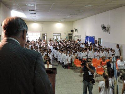 En el inicio de clases, Lunghi habl� del futuro como �el lugar del conocimiento�