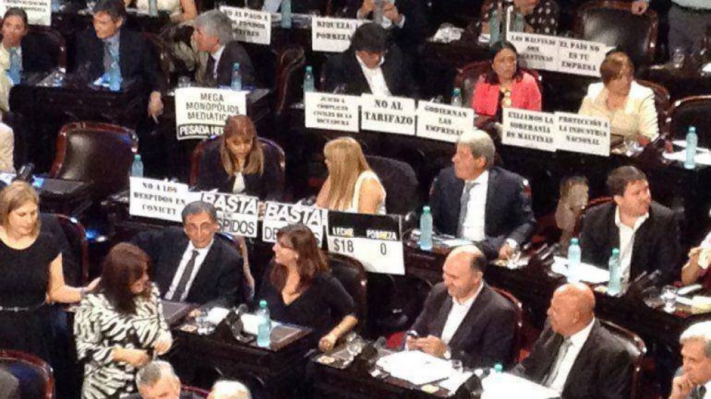 Los carteles que colg� el FpV para recibir a Mauricio Macri