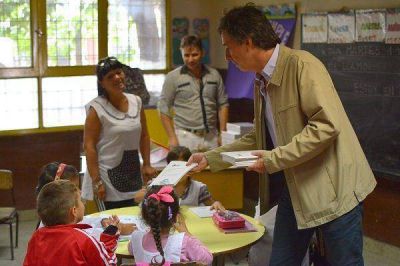Entregan 6 mil kits escolares a alumnos de escuelas p�blicas