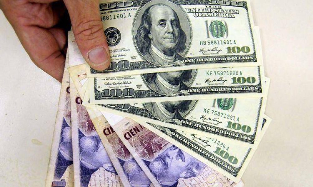 Sin freno, el d�lar quebr� un nuevo r�cord y super� los $16