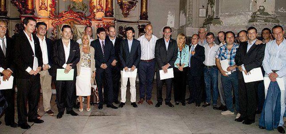 Men�ndez: �Tenemos el compromiso de formar el mejor equipo y juntarnos con otros intendentes