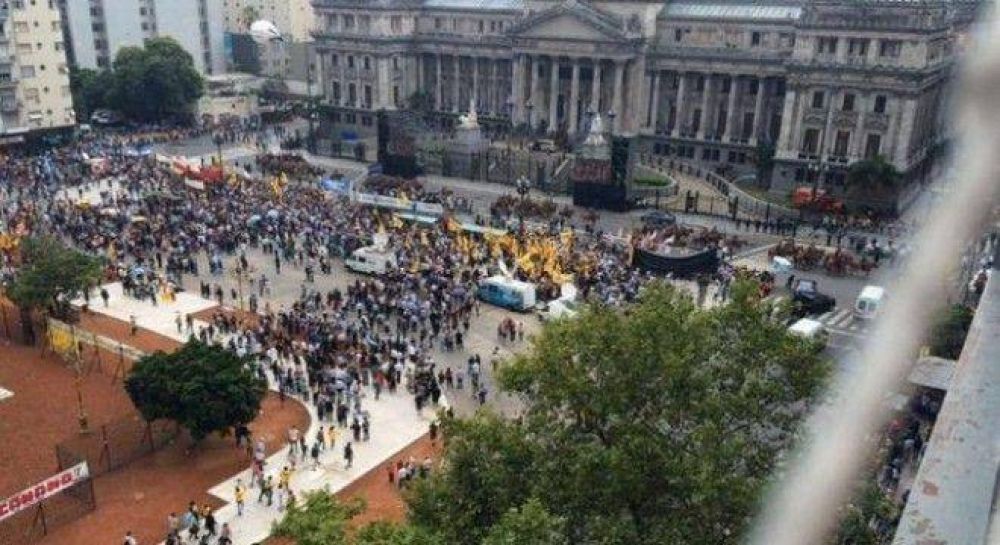 Fue pobre la movilizaci�n en apoyo a Macri al Congreso