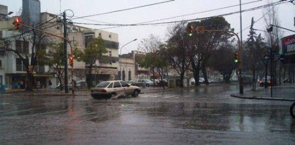 Cayeron alrededor de 100 mil�metros de lluvia en la ciudad
