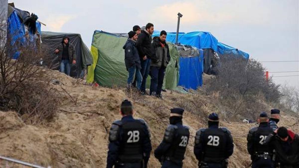 Siguen desalojando Calais en medio de fuertes medidas de seguridad
