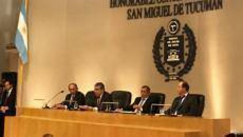 Alfaro abri� el per�odo de sesiones y confirm� el boleto estudiantil