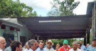 Cano visit� las zonas inundadas y se reuni� con productores ca�eros afectados