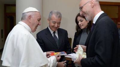 Regalan a Papa Francisco Biblia para ni�os por su tercer aniversario como Pont�fice
