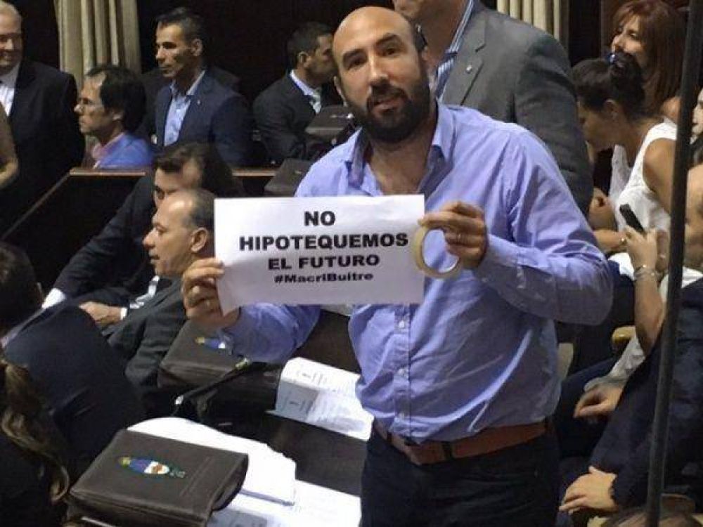 Al estilo Naci�n, el FpV recibe a Vidal con cartelitos