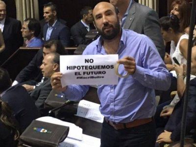 Al estilo Naci�n, el FpV recibe a Vidal con cartelitos