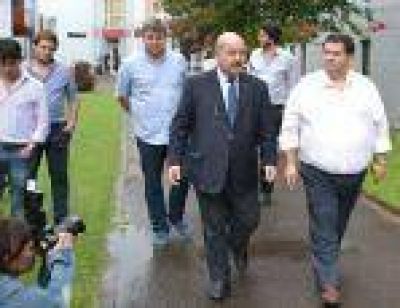 Nedela recorri� el albergue universitario en Berisso