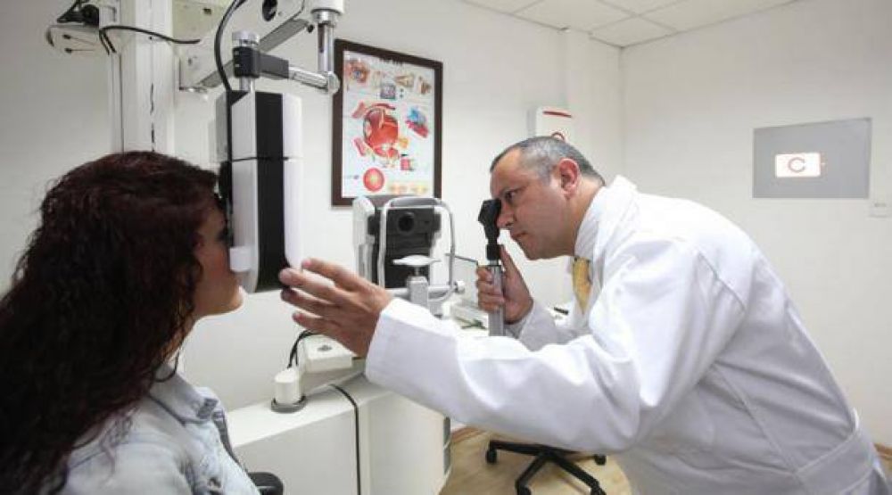 La UNLP gestiona anteojos y lentes de contacto gratuitos para sus estudiantes