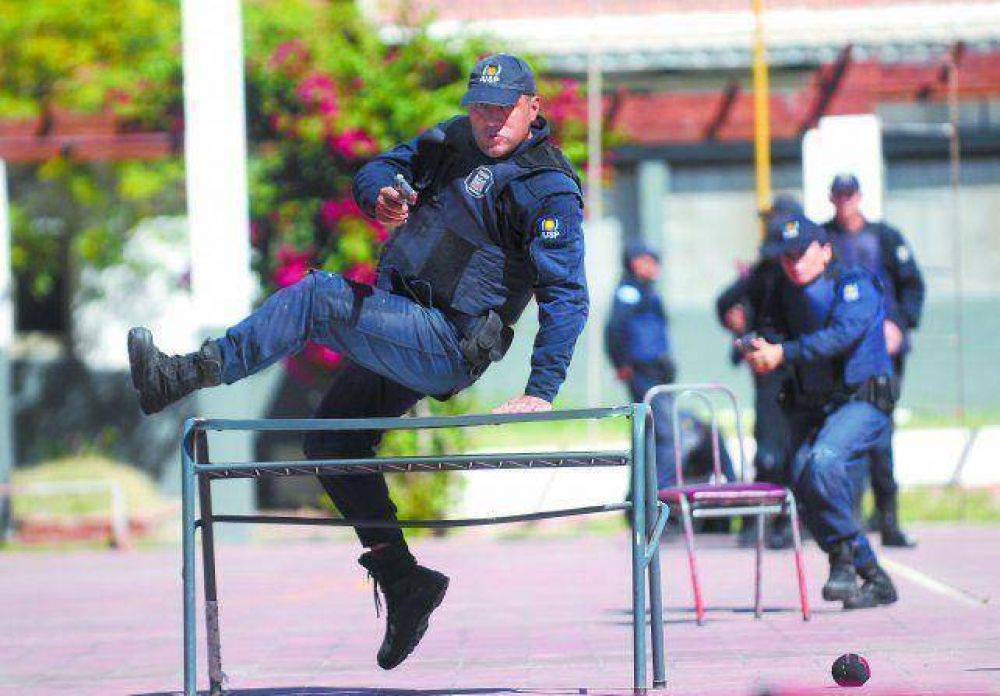 Tras aprobar la Ley de Emergencia, podr�n convocar a polic�as en retiro y hacer compras directas