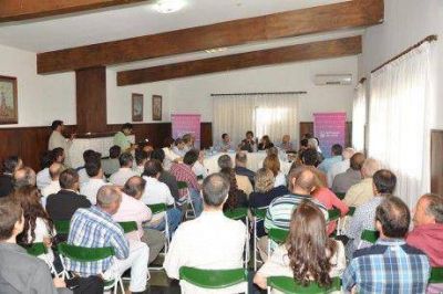 La grave situaci�n de la lecher�a abordada por Sarqu�s en Jun�n, con productores e intendentes