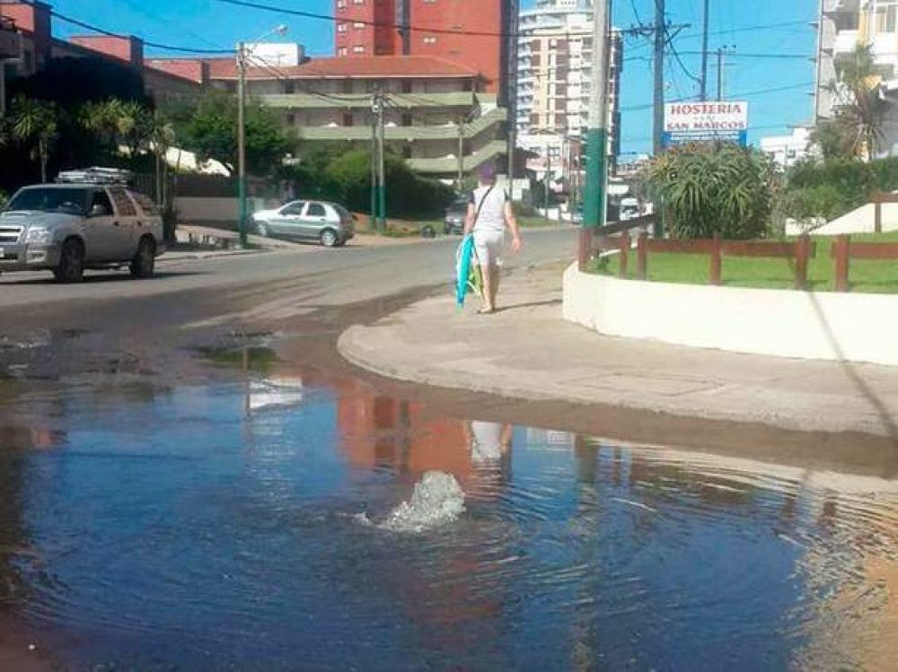 Otra vez sopa!: contin�an los desbordes cloacales en el centro
