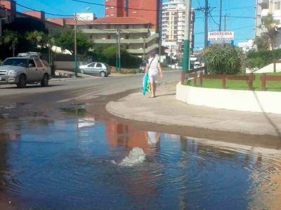 Otra vez sopa!: contin�an los desbordes cloacales en el centro