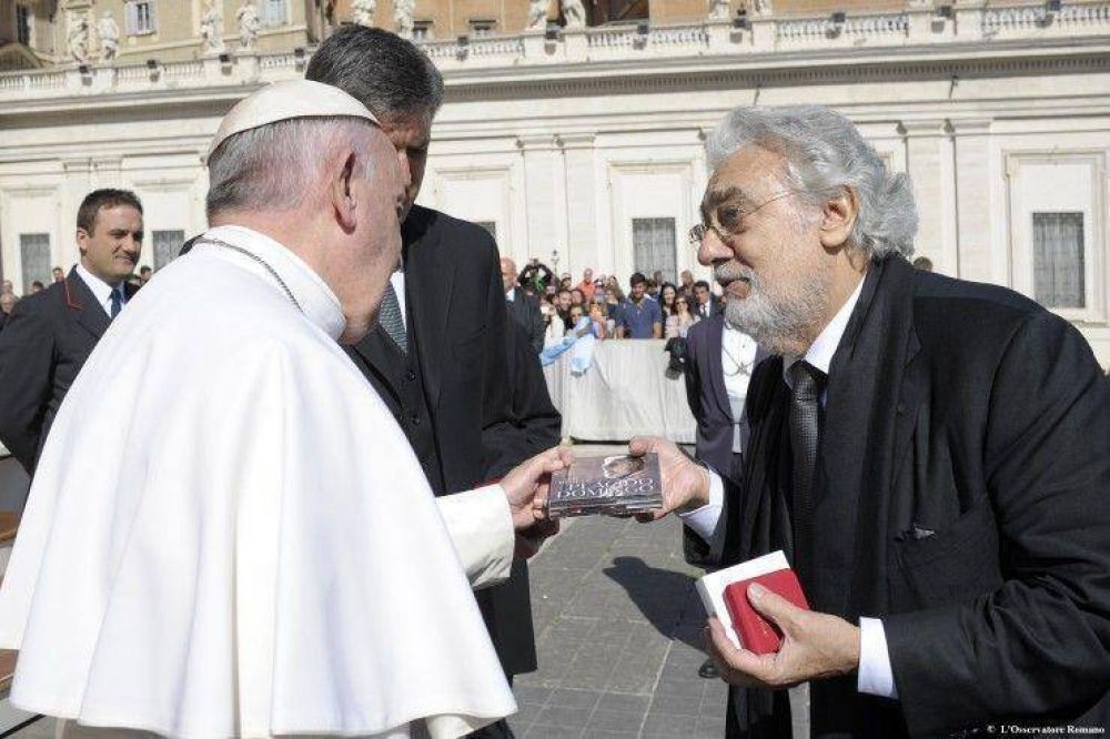 Plácido Domingo: ‘Una experiencia emocionante’ saludar al Papa