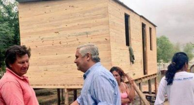 Construyen casillas de madera para los afectados por la crecida del r�o