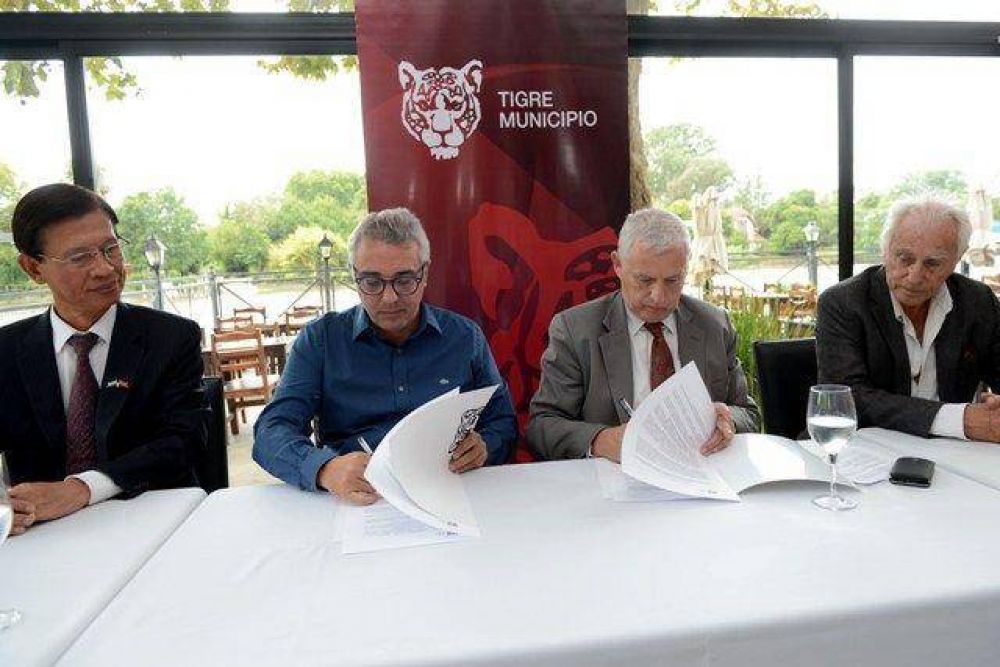 Julio Zamora firm� un convenio de promoci�n de la actividad n�utica