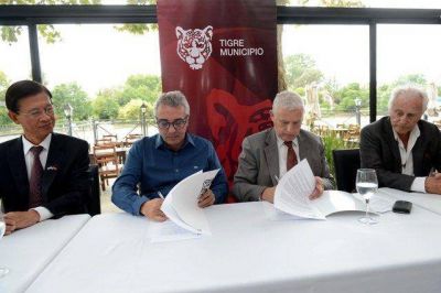 Julio Zamora firm� un convenio de promoci�n de la actividad n�utica