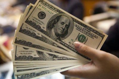 El d�lar se hundi� 40 centavos y termin� a $15,48 en la City