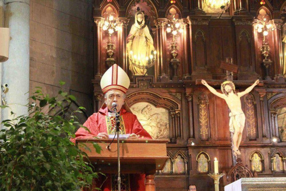 El obispo cruzó a un cura: repudió los ataques neonazis y defendió al Papa