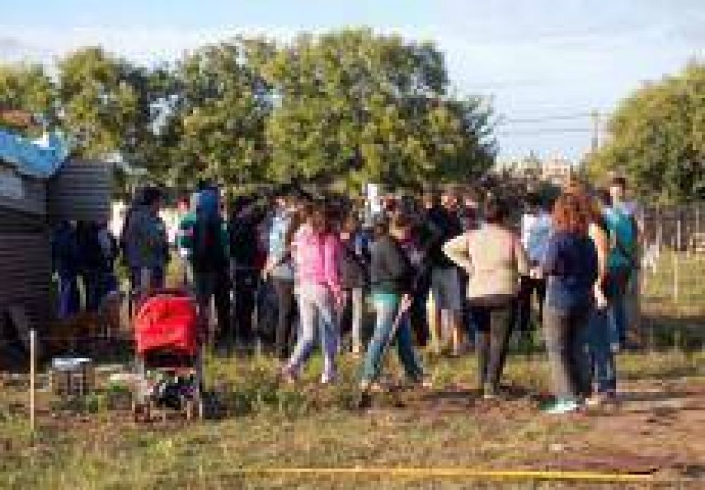 Desalojan predio usurpado por 32 familias