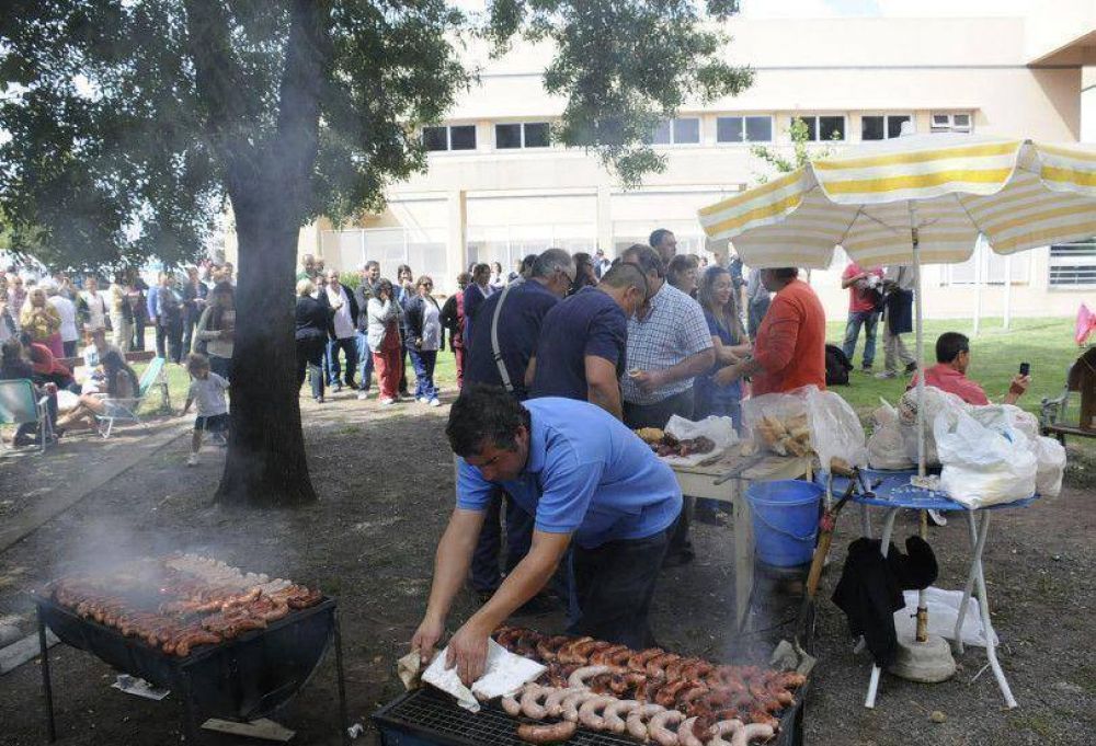 Con una choripaneada, los municipales transitaron la cuarta jornada de paro