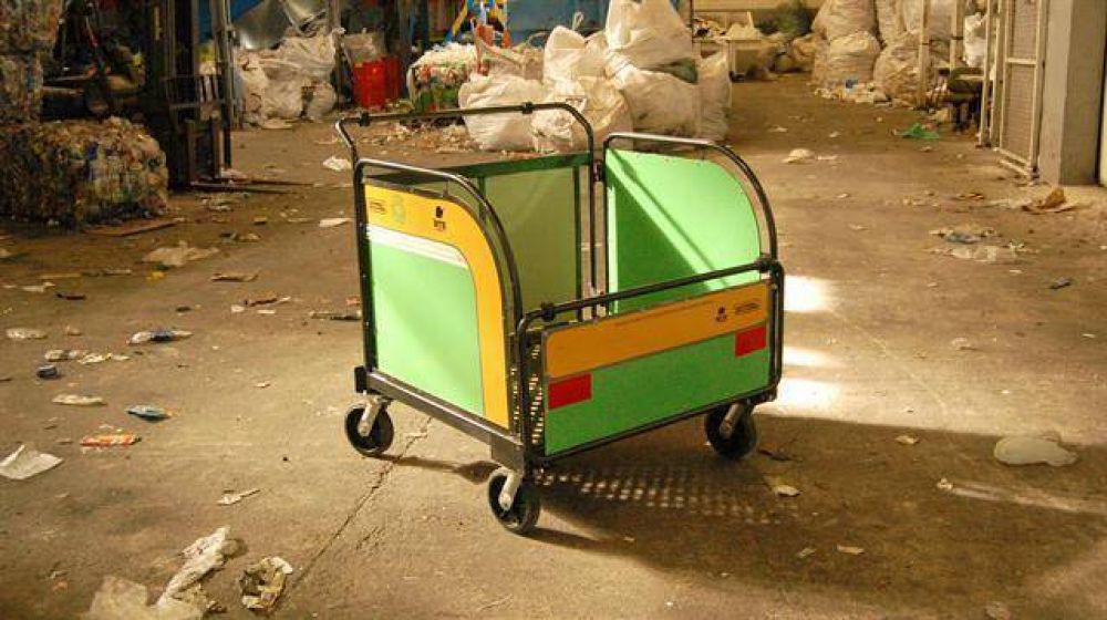 Crean un carro liviano y plegable para facilitar el trabajo de los cartoneros
