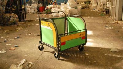 Crean un carro liviano y plegable para facilitar el trabajo de los cartoneros