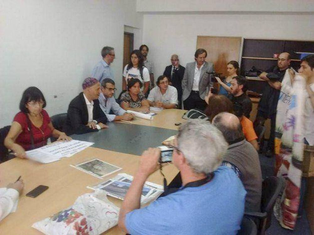 En la Patagonia le reclaman al ministro Bergman el derecho a un ambiente sano