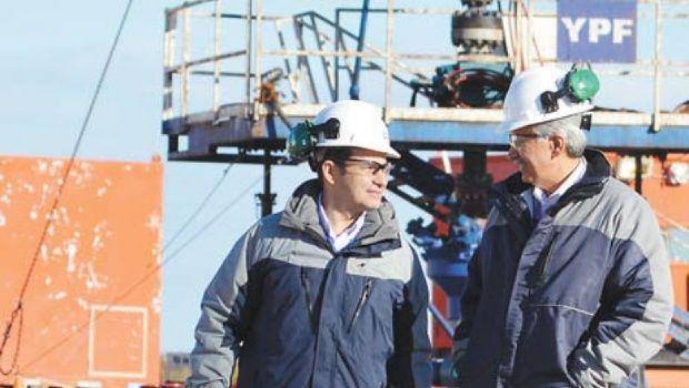 YPF: Galuccio habl� de reducir inversiones y el gremio prev� despidos masivos