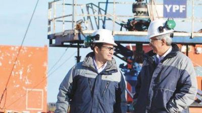 YPF: Galuccio habl� de reducir inversiones y el gremio prev� despidos masivos