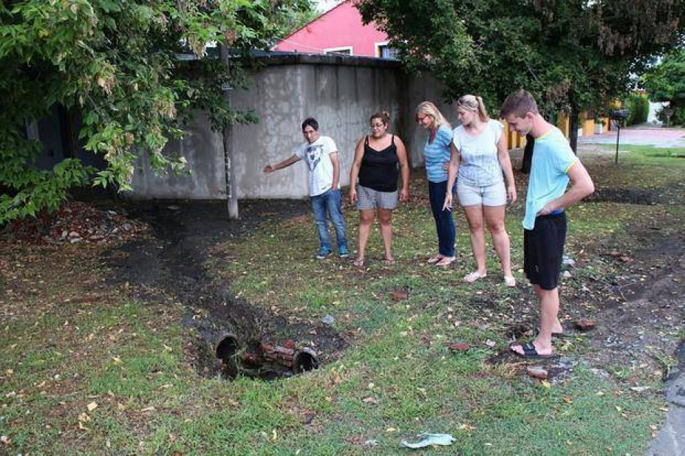 Sitiados por cloacas al l�mite y filtraciones en la cuadra de 65 y 160
