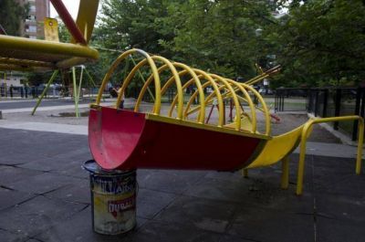 Aumentan las quejas por el mal estado de los juegos de la plaza Urquiza