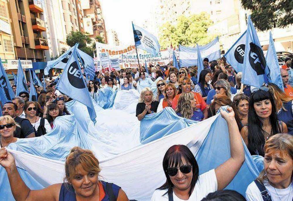 Docentes: al menos 7 provincias siguen en conflicto por salarios