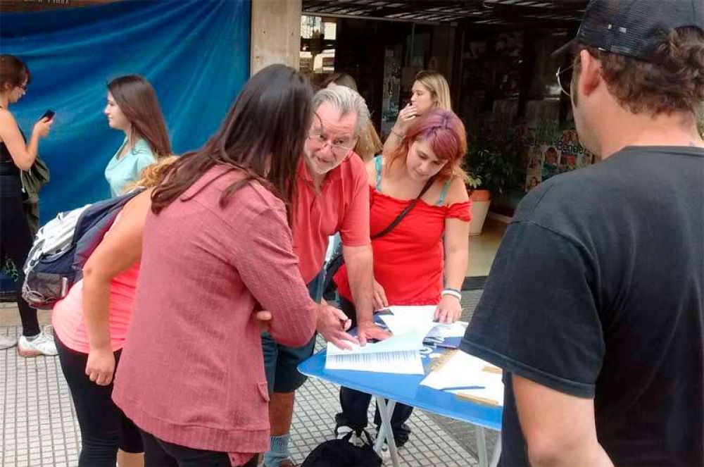 La C�mpora junta firmas para pedir que legisladores del FPV voten en contra del pago a fondos buitres