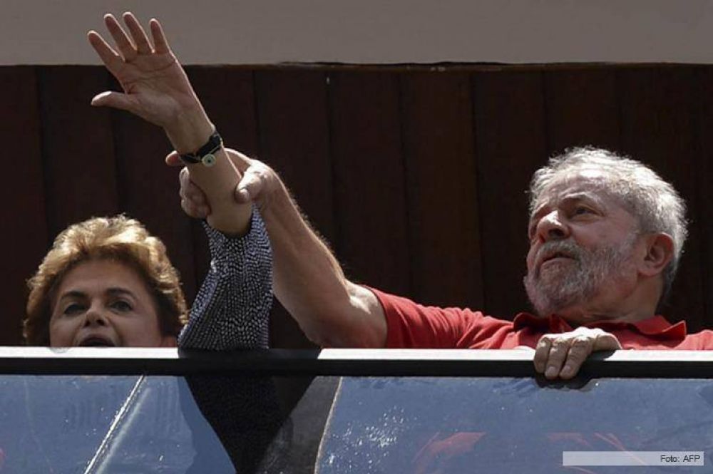 Tras la acci�n policial, Rousseff visit� a Lula en su casa y recibi� el apoyo de militantes del PT