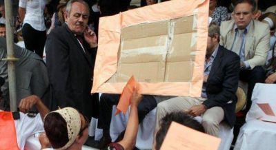 Frigerio y Cornejo sufrieron escraches en la Vendimia por los despidos de estatales