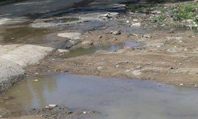 Denuncian que calles de un barrio se cubren de l�quidos cloacales