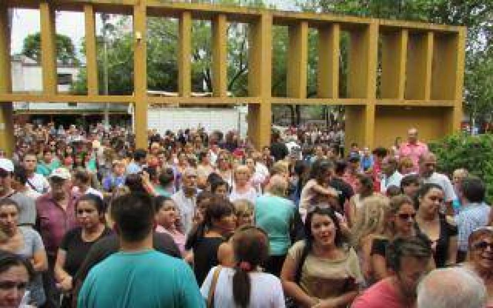 Pergamino march� en contra del aumento de la tarifa de la electricidad