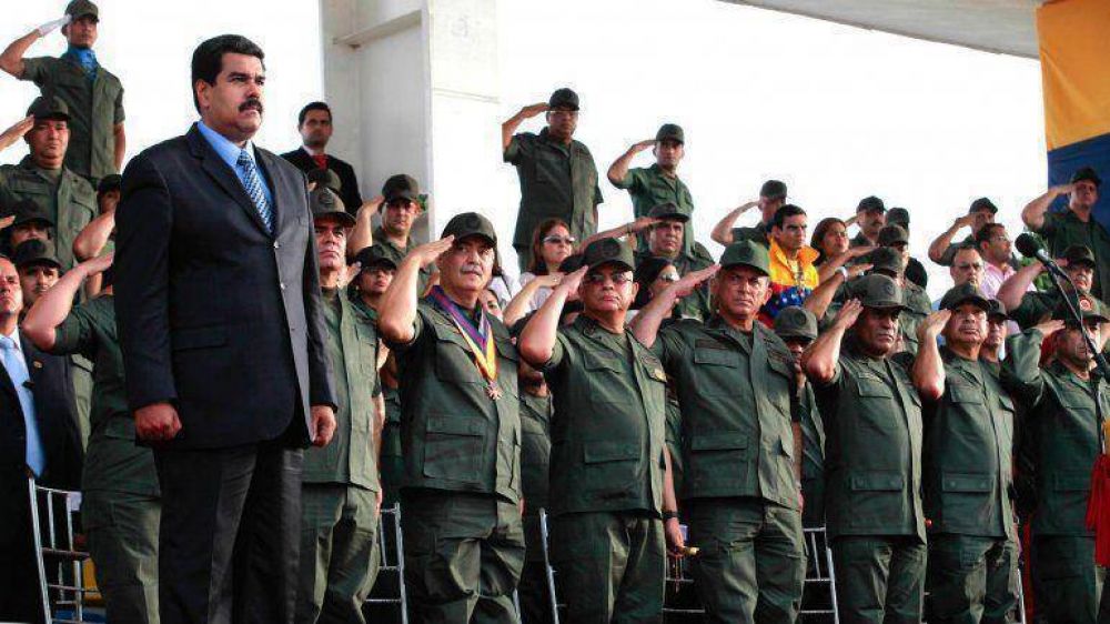 Nicol�s Maduro busca reforzar lazos con el sector militar ante una posible salida del poder