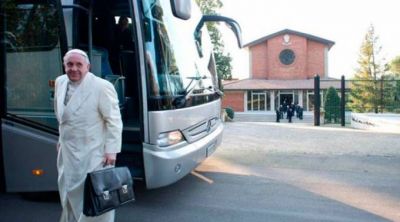 El Papa Francisco se fue de ejercicios espirituales con la Curia y pidi� oraciones