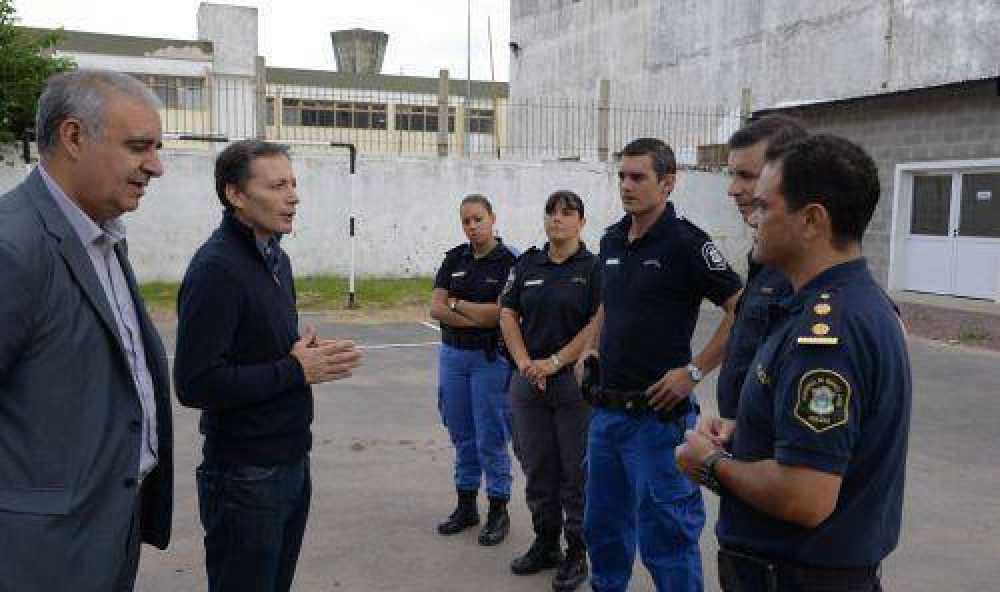 Gray visit� a los cadetes de la Polic�a Local