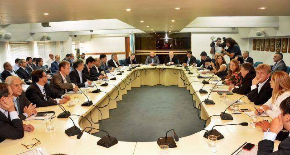 Chequera en mano, Macri va por los votos de los gobernadores del PJ en el Congreso