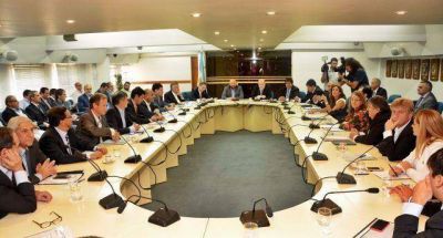 Chequera en mano, Macri va por los votos de los gobernadores del PJ en el Congreso