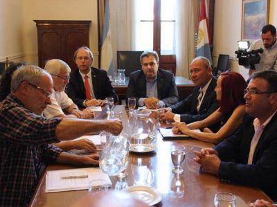 D�a crucial en las paritarias de docentes y estatales santafesinos