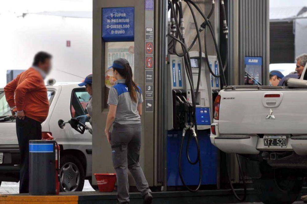 Subi� la nafta y el litro de s�per pas� los 15 pesos en Mendoza