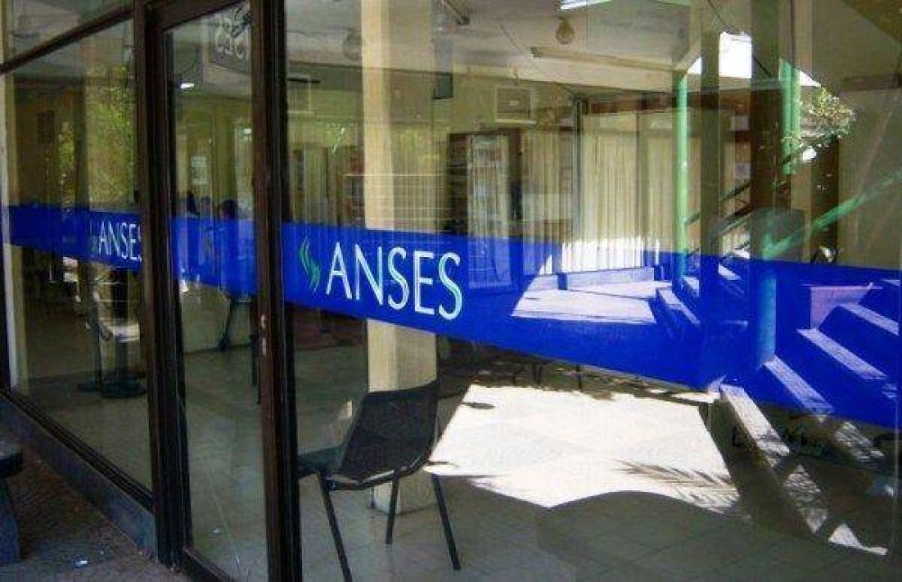Despidos en La Pampa: critican a Mac Allister y piden reincorporaciones